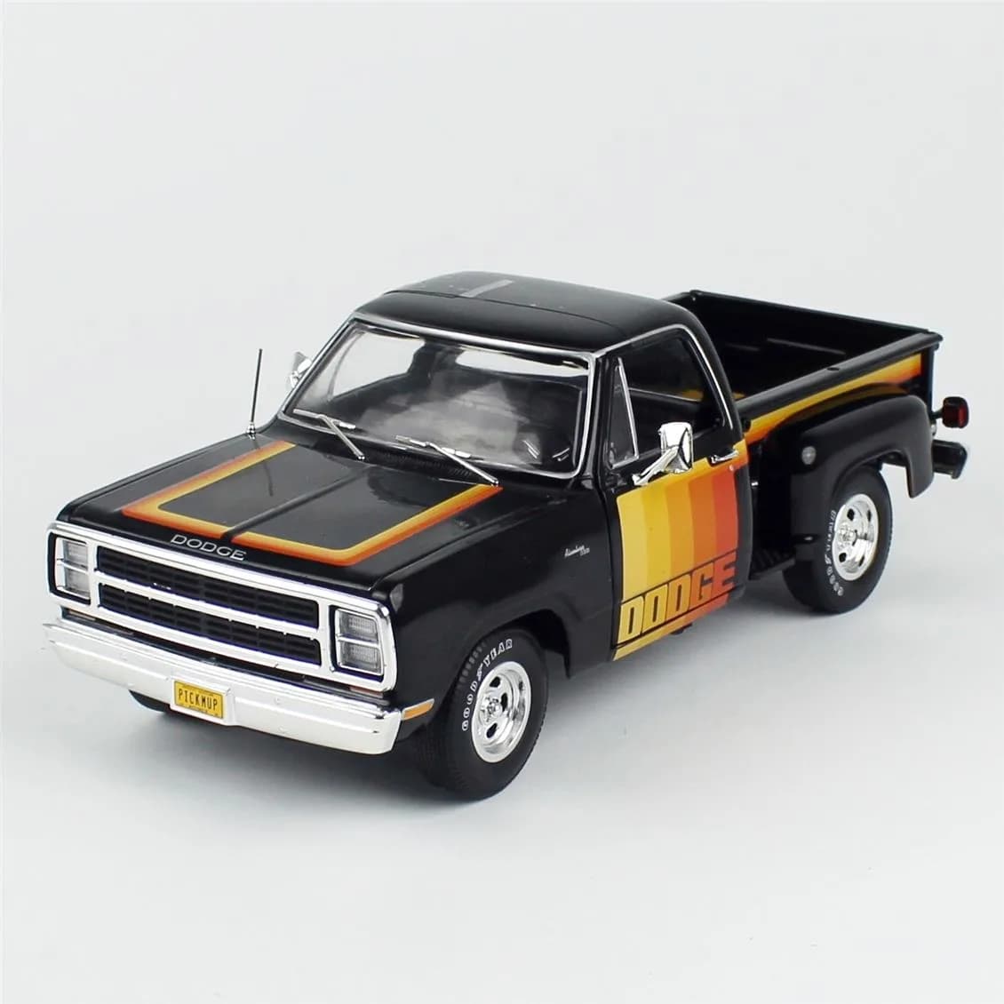 1/18 (Auto world) 1980 DODGE D150 PICK-M-UP UTILINE (Siyah)