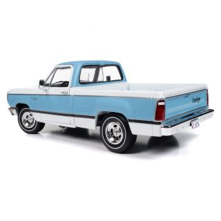 1/18 (Auto world) 1977 DODGE D100 ADVENTURER SWEPTLINE