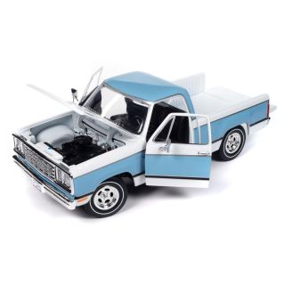 1/18 (Auto world) 1977 DODGE D100 ADVENTURER SWEPTLINE