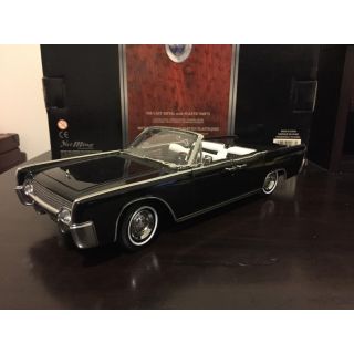 1/18 (Yatming)1961 LINCOLN CONTINENTAL