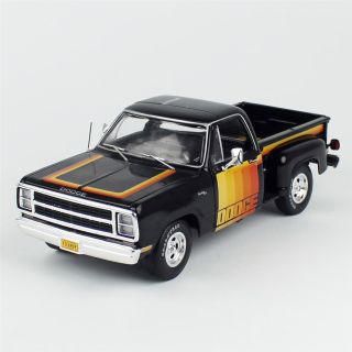 1/18 (Auto world) 1980 DODGE D150 PICK-M-UP UTILINE