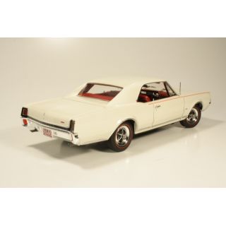 1/18 (Highway 61) 1967 OLDSMOBILE 4-4-2 COUPE