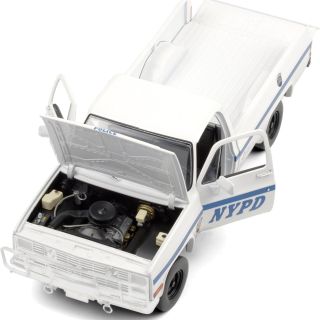1/18 (Greenlight collectibles) 1984 CHEVROLET CUCV M1008 NEW YORK CITY POLICE DEPARTMENT (NYPD)